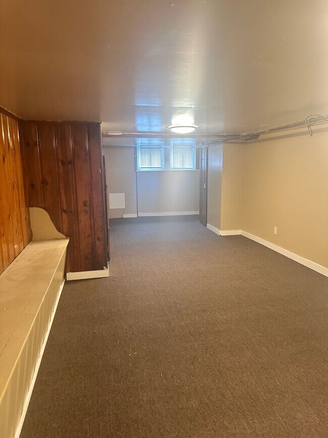 Building Photo - Spacious Home! Finished Basement! W/D! Available Now!