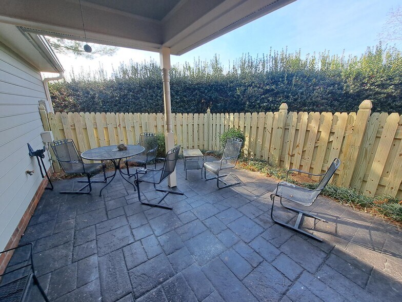 Building Photo - 616 Croston Dr