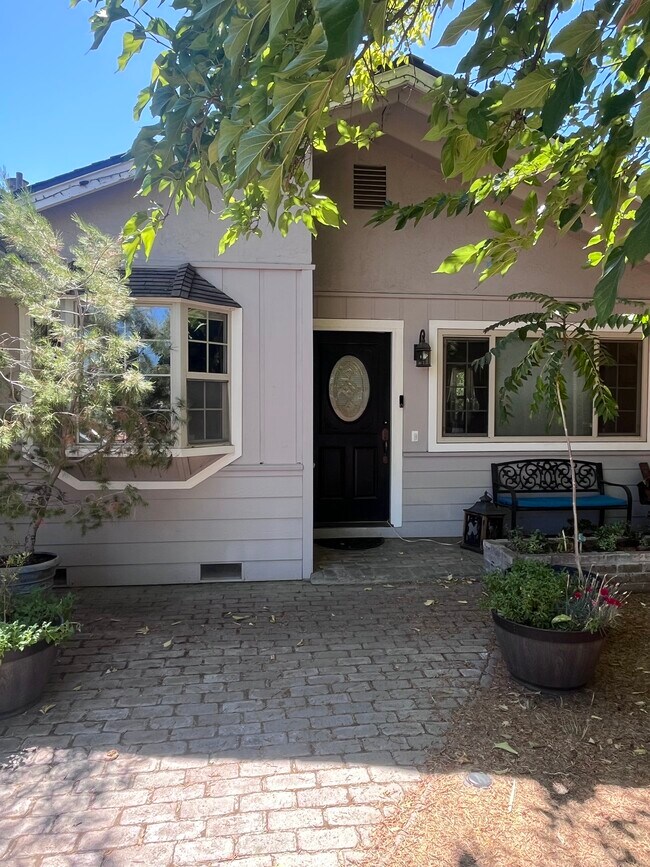 Building Photo - 3870 Greenway Dr