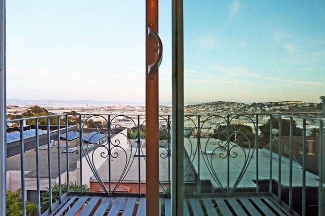 Building Photo - Spacious three-story 4BR/3BA single family home in Bernal Heights, Deck, View,W/D,Storage(637 Per...