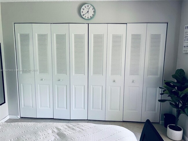 Building Photo - 2 Windsor A