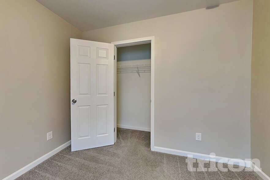 Building Photo - 1042 Sutherland Dr