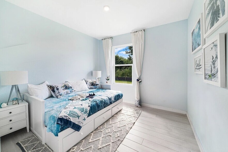 Building Photo - 4656 SW Lassiter Ter