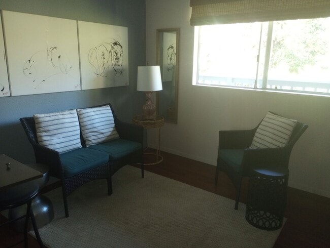 Building Photo - 1bd & 1 1/2 ba Fully Furnished & Move in Ready & all appliances included