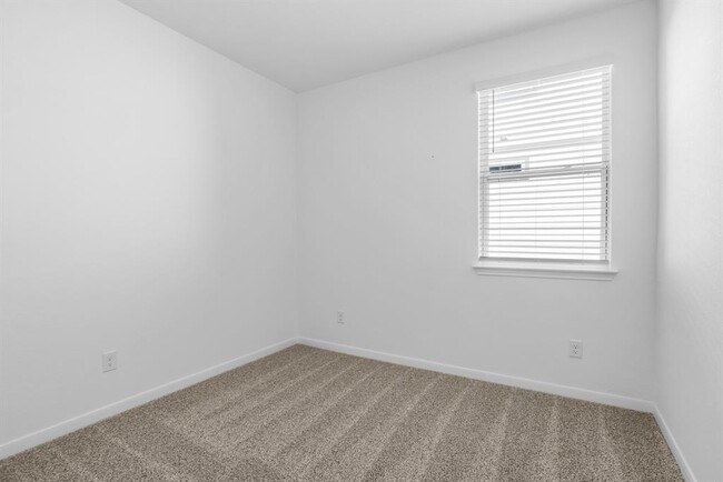 Building Photo - 305 Brooks Ranch Dr