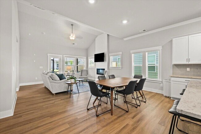 Building Photo - 2093 Firelight Wy