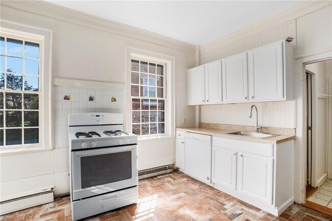 Building Photo - 14 Elm St