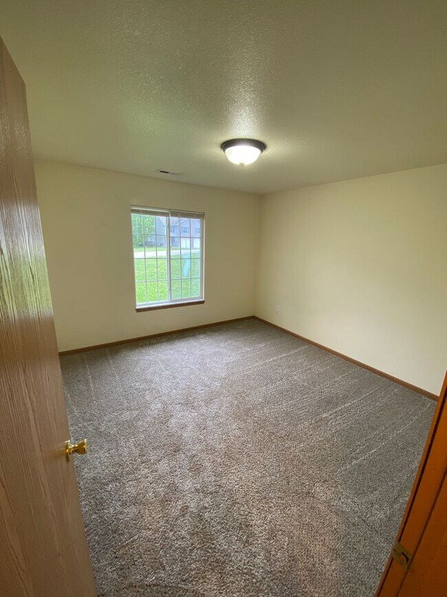 Building Photo - Beautiful 2 bedroom 1 bathroom duplex close to FLW!!