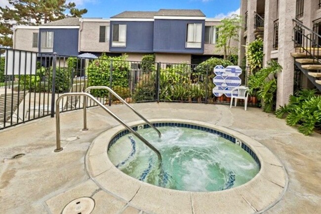 Building Photo - $2,500 - 2 Bed / 2 Bath Condo in East Clai...