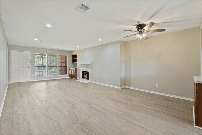 Building Photo - 200 Panorama Dr