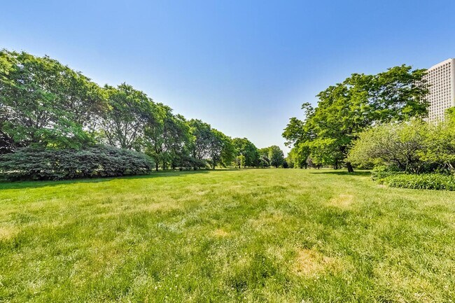 Building Photo - 5455 N Sheridan Rd