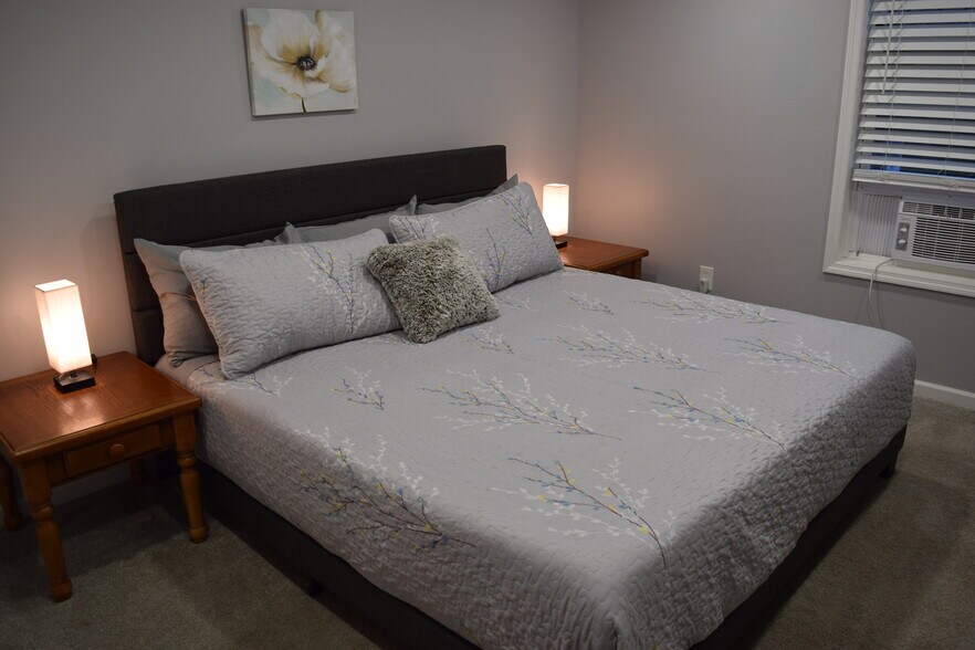 Bedroom with walk-in closet & King bed - 826 Terrace St