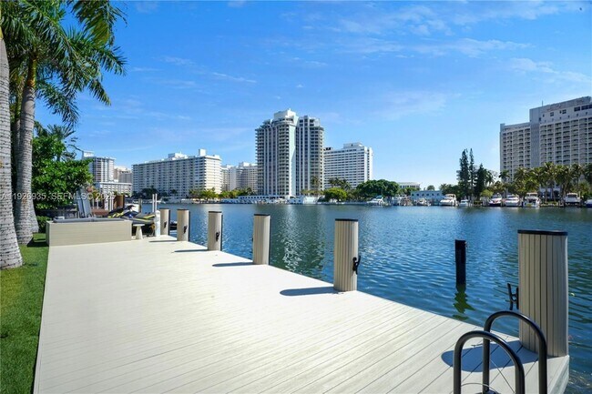 Building Photo - 5501 Pine Tree Dr