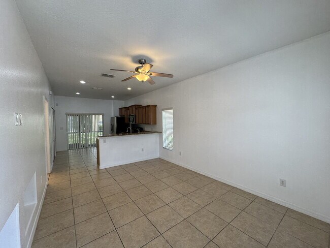 Building Photo - "Charming Tampa Retreat: Stylish 2-Bedroom with Granite Finishes & Guest Suite!"
