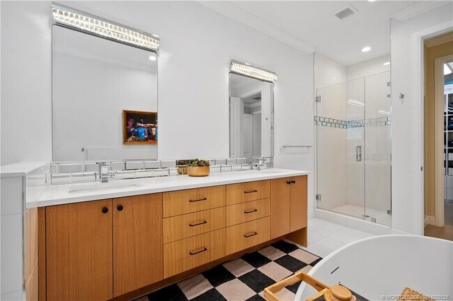 Building Photo - 521 SW Ocean Blvd