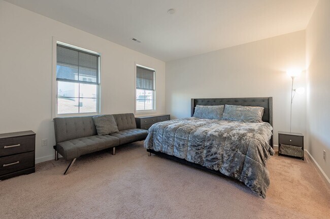 Building Photo - Modern Home with Open Floor Plan in Blacksburg