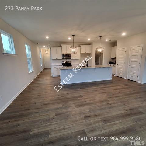 Building Photo - 273 Pansy Pk