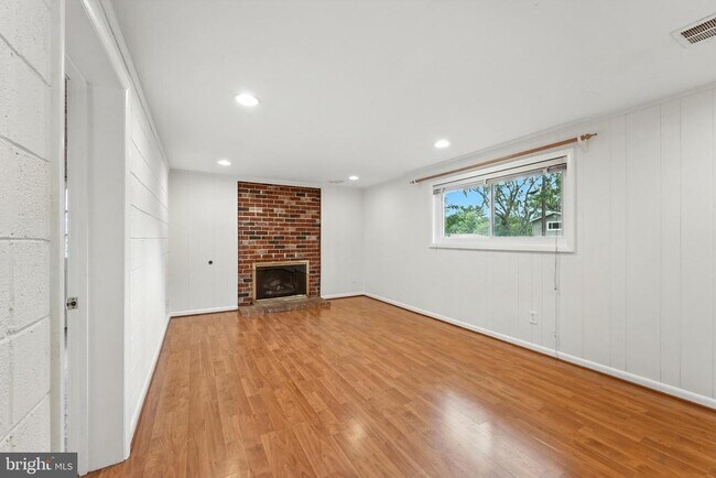Building Photo - 5011 Roslyn Rd