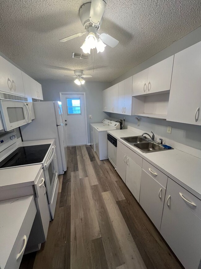 Building Photo - GORGEOUS 2BR/2BA Recently Remodeled Apartm...