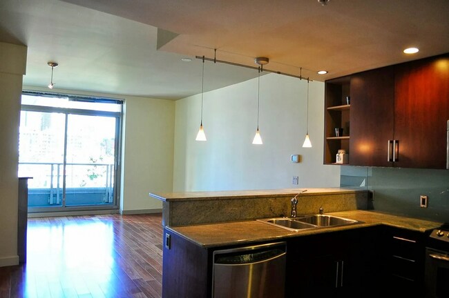 Building Photo - 900 Lenora St