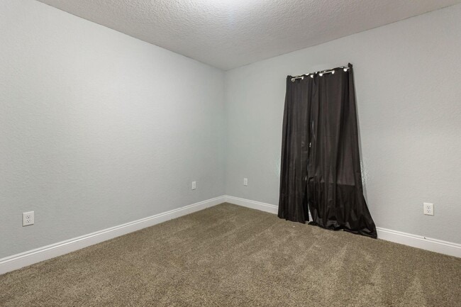 Building Photo - 515 Grand Ridge Dr