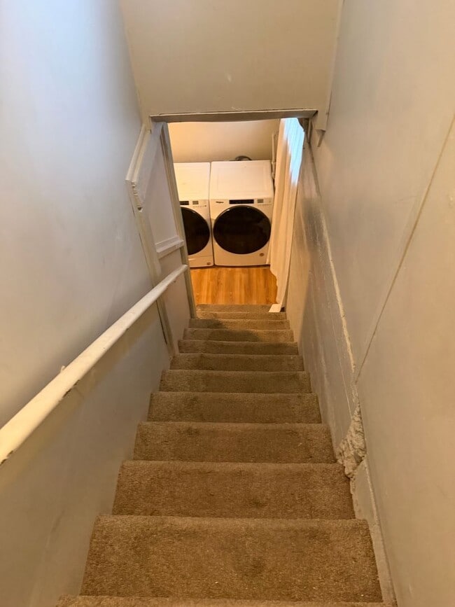 Building Photo - 5 bedroom house next to park