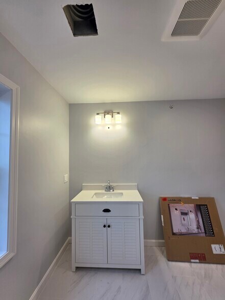 Building Photo - 34 Raymond St