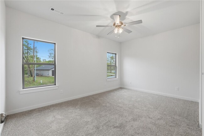 Building Photo - 276 Kinross Dr