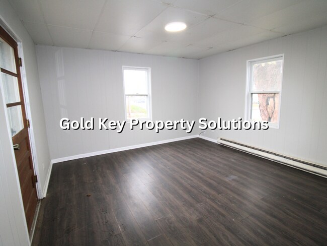 Building Photo - All Electric 2 BR 1 BA House with Main-Level Laundry Hookups (NO SECTION 8)