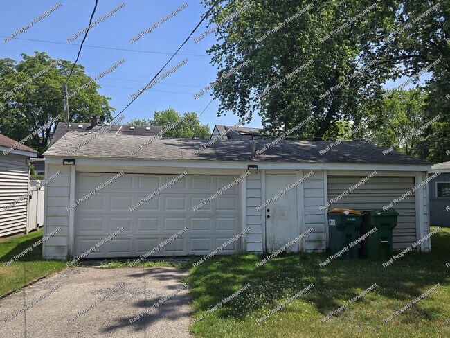 Building Photo - Three Bedroom Munster Cape Cod