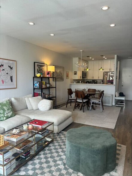 Building Photo - 11645 Montana Ave