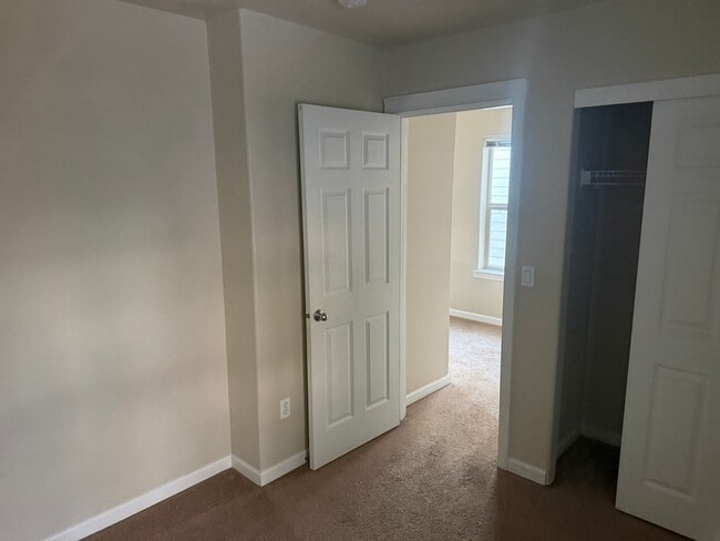 Building Photo - 4084 Aden Pl NE