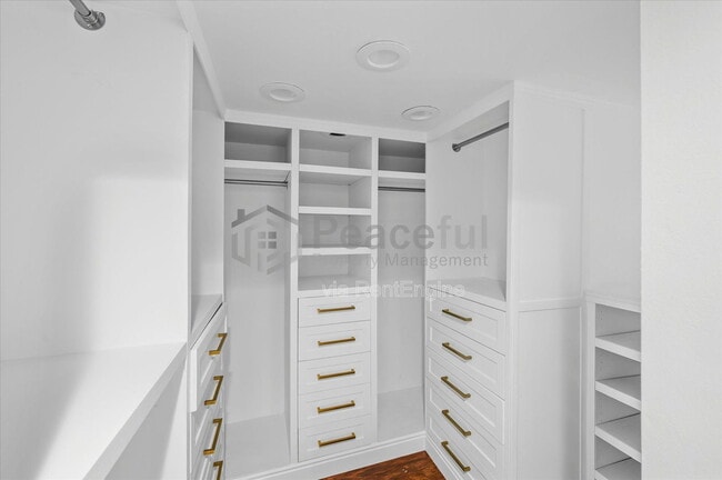 Building Photo - 662 E Redondo Ave