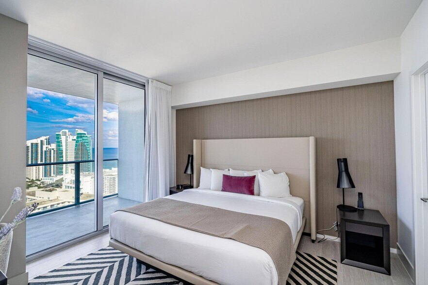 Building Photo - 2721 Hallandale Beach Blvd