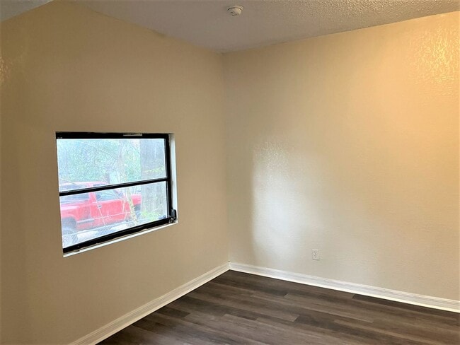 Building Photo - HUGE Dade City 3BR/1BA/1 Car Garage Home w...