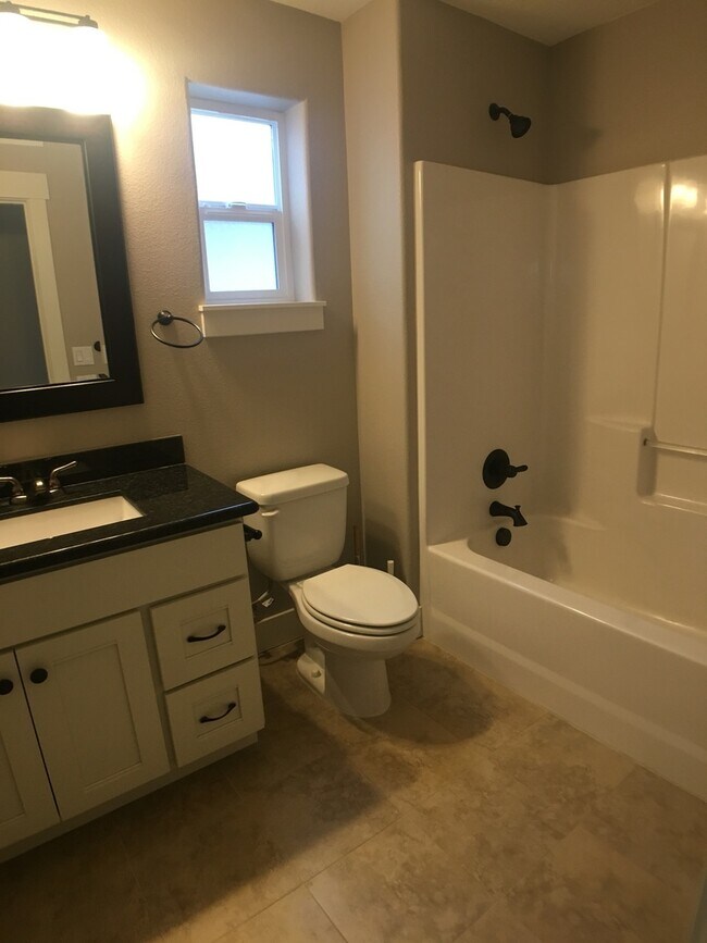 Building Photo - Spacious 3br/3.5ba House with Garage & AC in South Tabor Neighborhood