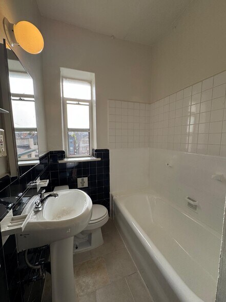 Building Photo - 901 S Kingsley Dr