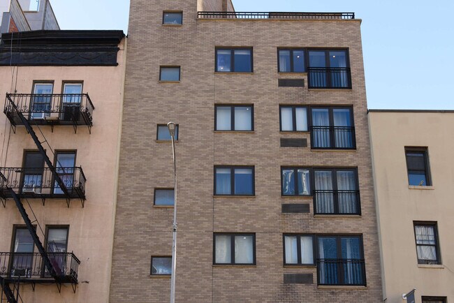 Building Photo - 811 9th Ave