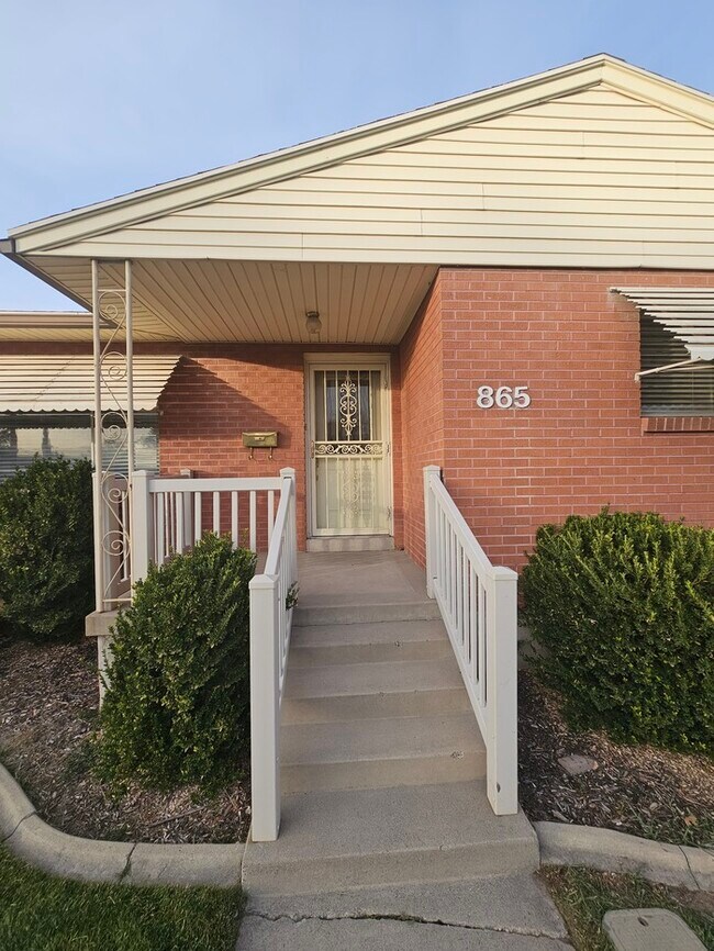 Building Photo - 4 bed 2 bath Home in Murray