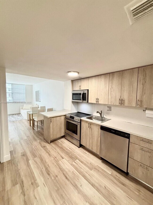 Building Photo - 801 Brickell Bay Dr