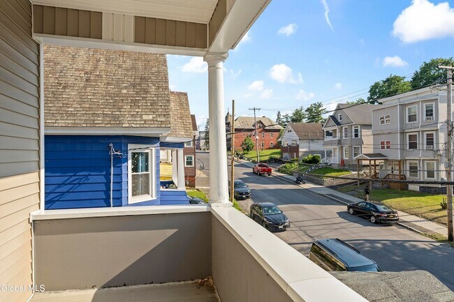 Building Photo - 635 Crane St