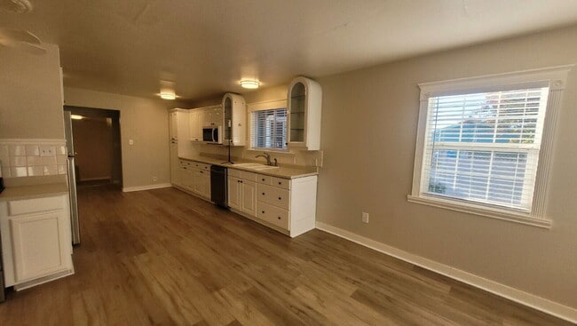 Building Photo - 643 NE Channon Ave