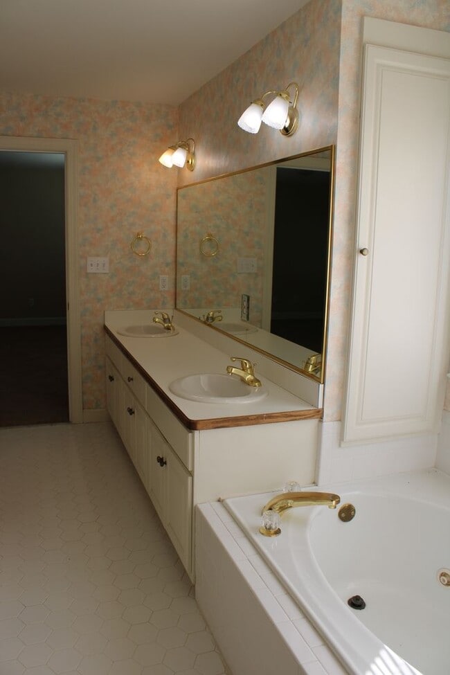 Building Photo - 4400 Dewfield Dr N