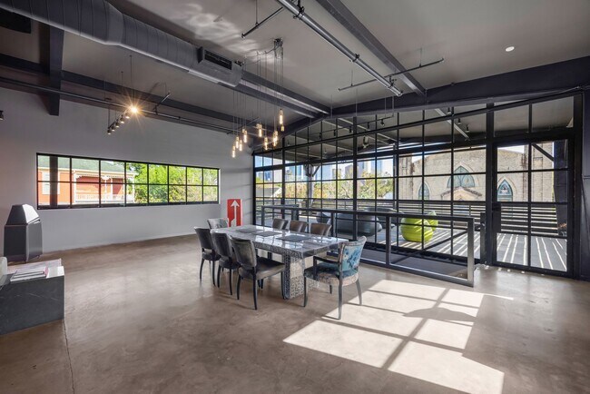 Building Photo - 908 White St