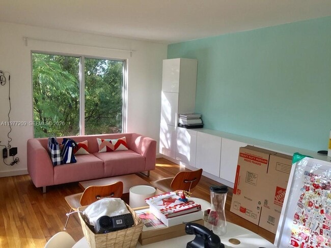 Building Photo - 7400 NE 6th Ct