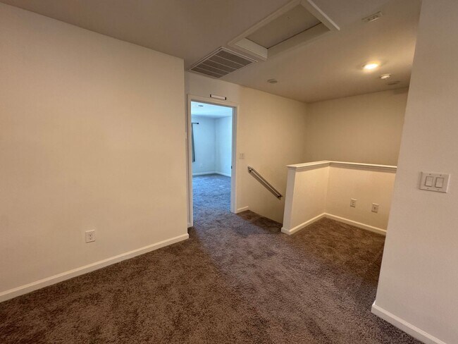 Building Photo - Newer 3 bedroom 2 1/2 bath home in South R...