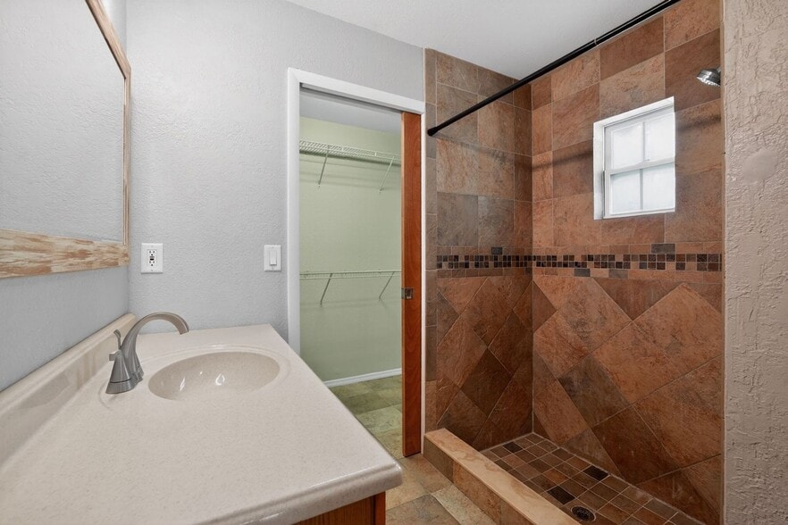 Building Photo - 516 3rd Ave NE