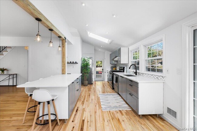 Building Photo - 19 Sherwood Dr