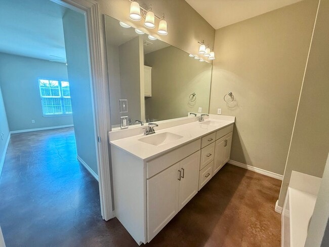 Building Photo - Spacious 3-bed/2-bath with Garage!