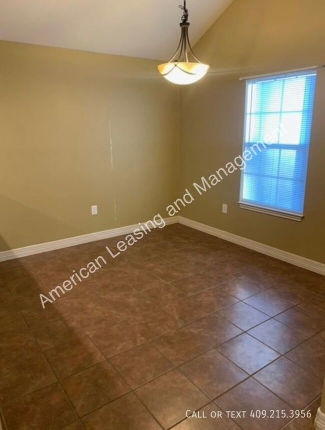 Building Photo - Move-In Special! $500 off 1st Month's Rent...